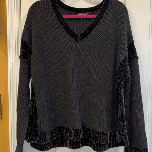525 AMERICA BRAND BLACK V NECK SWEATER WITH BLACK CHENILLE ACCENTS SIZE MEDIUM - Picture 1 of 13